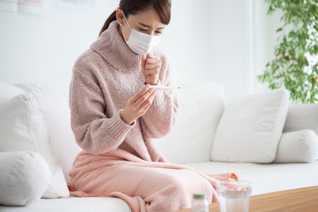 風邪をひいてしまい咳き込む女性