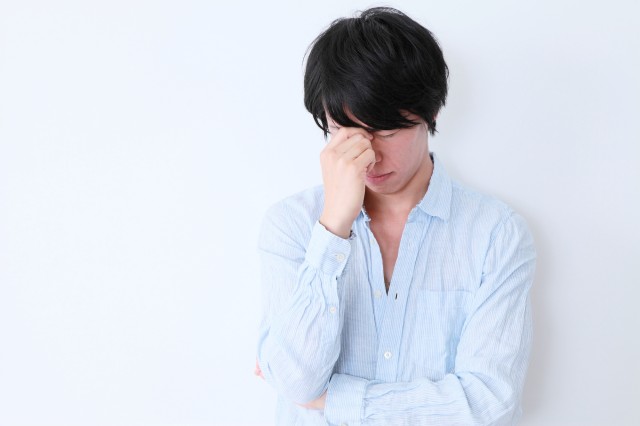 めまいを感じる男性