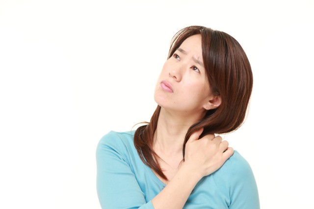 肩こりを感じる女性